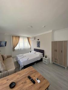 una camera con letto, divano e tavolo di UPART FLATS a Antalya (Adalia)