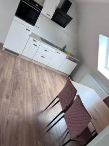 マクデブルクにあるschicke Wohnung im Herzen von Magdeburgのテーブルと椅子付きのキッチンが備わります。