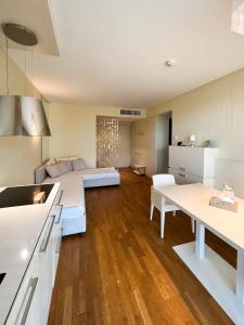 cocina grande y sala de estar con 2 camas en Premium Apartment Falkensteiner en Petrcane