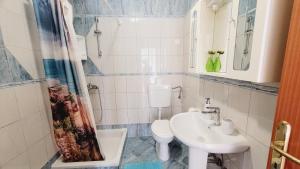 un baño con inodoro y lavabo en Apartments Anita in Villa Esperia, en Opatija 28 fotos más