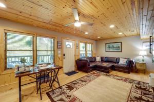 ein Wohnzimmer mit einem Sofa und einem Tisch in der Unterkunft West Jefferson Vacation Rental Near River in West Jefferson