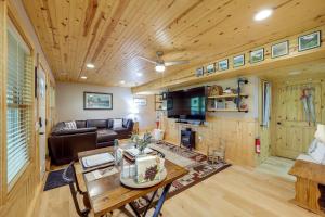 A seating area at West Jefferson Vacation Rental Near River