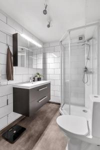 y baño con aseo, lavabo y ducha. en Leilighet sentralt på Lund i Kristiansand en Kristiansand
