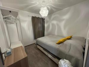 a bedroom with a bed with a banana on it at Appartement pour 2 personnes en ville avec terrasse in La Londe-les-Maures