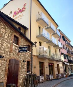 un edificio con balcones al lado de una calle en Hotel Miro', en Garda