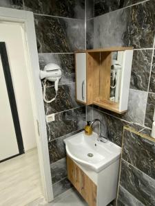 bagno con lavandino e specchio di UPART FLATS a Antalya (Adalia)
