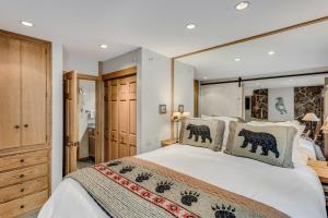 1 dormitorio con 1 cama grande y espejo grande en Laurelwood Condominiums 303 en Snowmass Village