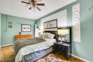 una camera con letto e ventilatore a soffitto di Springdale Vacation Rental about 9 Mi to Fayetteville! a Springdale