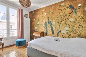 - une chambre avec un lit et un mur fleuri dans l'établissement Charming apartment near the Eiffel Tower - Welkeys, à Paris