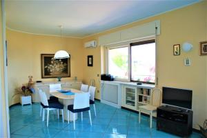 Μια τηλεόραση ή/και κέντρο ψυχαγωγίας στο CILENTO VILLA PANORAMICA PISCINA PRIVATA 8 PERSONE