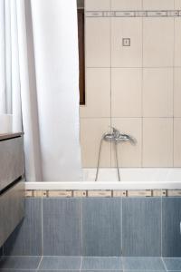 uma casa de banho com banheira e torneira em Seaside Guesthouse em Kavala
