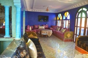 uma sala de estar com um sofá e uma mesa em The Sunrise Villa em Agadir