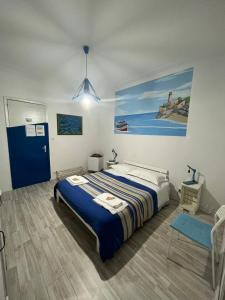 カターニアにあるBed & Breakfast Firenzeのベッドルーム1室(ベッド1台付)が備わります。壁には絵画が飾られています。