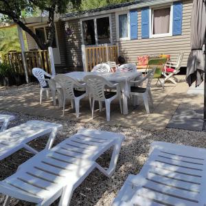 Mobile-Home في لو موي: طاولة وكراسي على فناء