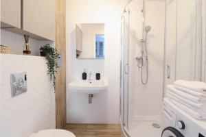 y baño con ducha y lavamanos. en Apartments Vistula River by Arrenda, en Varsovia