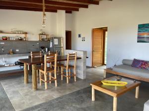 uma sala de estar com uma mesa e um sofá em villa colibri em Los Órganos