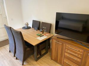 TV a/nebo společenská místnost v ubytování Schöne Wohnung mit Garten beim Outletcenter 5 km