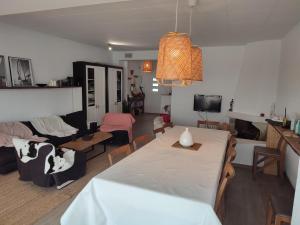 ein Wohnzimmer mit einem Tisch und einem Sofa in der Unterkunft Port Banyuls casa al canal in Empuriabrava