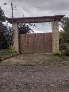 Foto sihtkohas Albán asuva majutusasutuse Finca exclusividad familiar o grupo de amigos capacidad hasta 12 personas calles en placa huella, caminata ecológica galeriist
