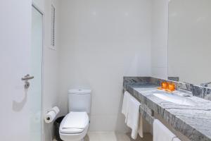 uma casa de banho com um WC e um lavatório em Tri Hotel Executive Osório em Osório