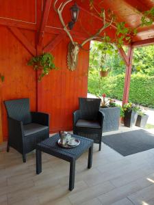 a patio with two chairs and a coffee table at Viktória Apartman in Szigetvár
