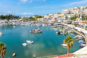 un grupo de barcos en un puerto con edificios en Marina Zeas Bella Vista en Pireo