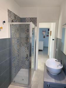 テッラジーニにあるTerrace iniのバスルーム(シャワー、シンク、バスタブ付)