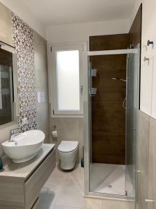 テッラジーニにあるTerrace iniのバスルーム(トイレ、洗面台、シャワー付)