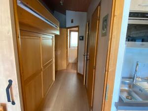 Kuchyňa alebo kuchynka v ubytovaní Appartement cosy proche centre et pistes, balcon, parking - FR-1-693-43