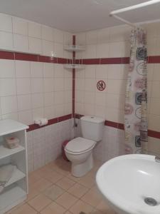 Koupelna v ubytování Cozy flat in Nea Makri + 37 fotografií