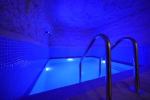 y baño con bañera con iluminación azul. en Travel Inn Cave Hotel, en Göreme