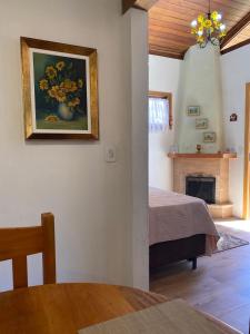 ein Schlafzimmer mit einem Bett und einem Wandgemälde in der Unterkunft Chalé Château do Luí in Monte Verde