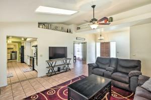 un salon avec un canapé et une télévision à écran plat dans l'établissement 3 Mi to Marina Lake Havasu Home with Heated Pool, à Lake Havasu City