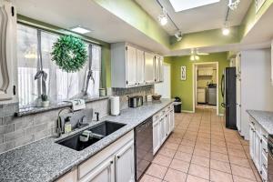 une cuisine avec un évier et un plan de travail dans l'établissement 3 Mi to Marina Lake Havasu Home with Heated Pool, à Lake Havasu City