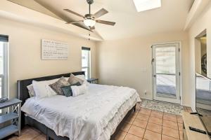 une chambre avec un lit et un ventilateur de plafond dans l'établissement 3 Mi to Marina Lake Havasu Home with Heated Pool, à Lake Havasu City 30 autres photos