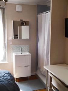 a bathroom with a sink and a mirror at Couleur Framboise in Longwy