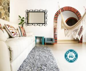 - un salon avec un canapé blanc et un miroir dans l'établissement Casa 9-92 Hotel Boutique, à Guaduas