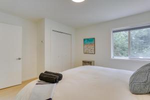 um quarto branco com uma cama grande e uma janela em Cozy Swan Lake Apt with Grill and Private Yard em Swan Lake