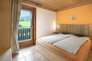 una camera da letto con un letto e una finestra di Bait dal Cucù App Plascianet a Livigno