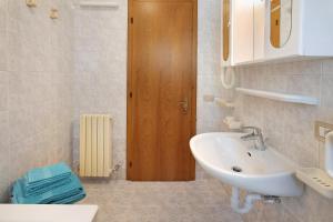 bagno con lavandino e porta in legno di Bait dal Cucù App Plascianet a Livigno