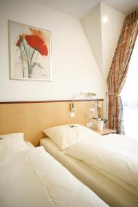 ein Hotelzimmer mit 2 Betten und einem Fenster in der Unterkunft Hotel St. Pierre in Bad Hönningen