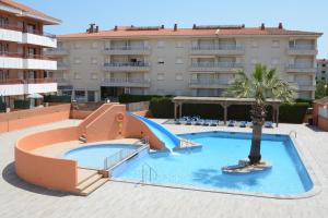 una gran piscina con un tobogán y un parque infantil en Apartamentos familiares Sa Gavina Gaudí, en L'Estartit