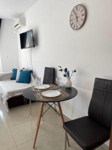 una mesa y sillas en una sala de estar con reloj en Admiral Plaza, en Sunny Beach
