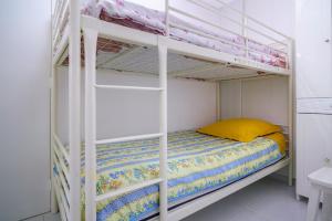 łóżko piętrowe w białym pokoju z łóżkiem piętrowym w sypialni w obiekcie Logis Helena w mieście Elne +5 zdjęć