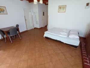 um quarto com uma cama, uma mesa e cadeiras em Lipowy Przylądek - Domek 3 