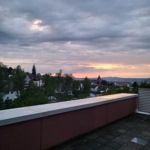 een balkon met uitzicht op de stad bij zonsondergang bij Entspannen in Passau an der Donau inklusive Netflix in Passau