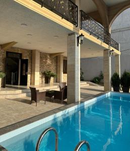 科布萊蒂的住宿－Hotel Irise，大楼旁的一个带桌椅的游泳池