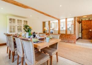 una sala da pranzo con tavolo e sedie in legno di Brand Barn Sutton a Sutton