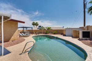 une piscine dans l'arrière-cour d'une maison dans l'établissement 3 Mi to Marina Lake Havasu Home with Heated Pool, à Lake Havasu City