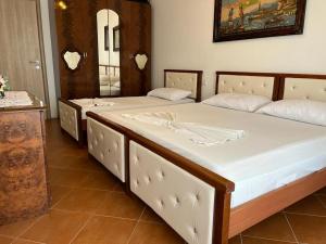 2 letti singoli in una camera con specchio di Amal Vlora Apartament a Vlorë